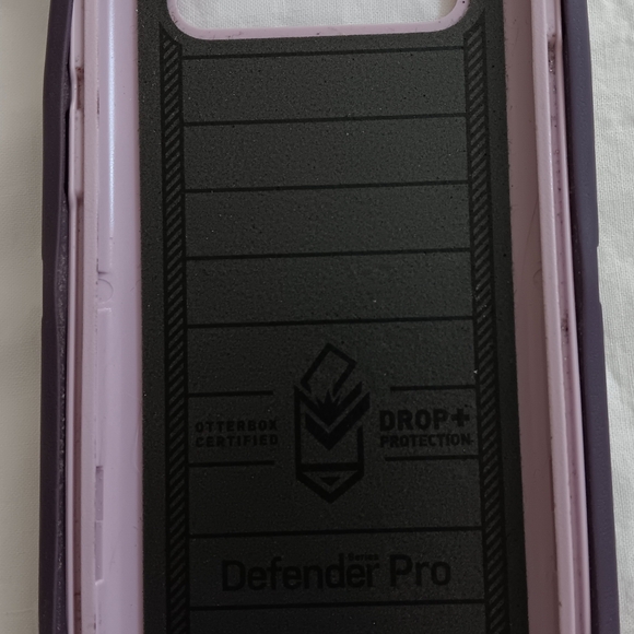 Otterbox Samsung S10 Purple Pre-owned - Picture 2 of 4